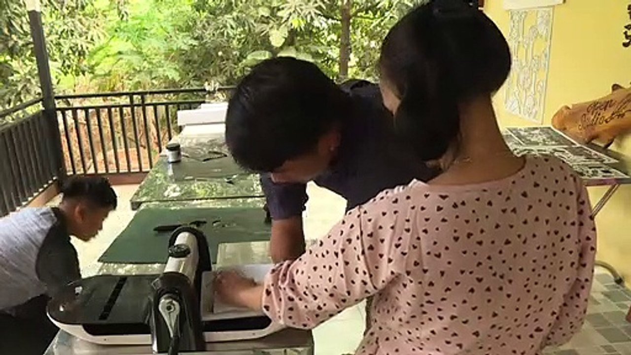 فنان كمبودي مبتور اليدين يتحدى إعاقته ونظرة المجتمع