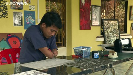 هنرمند معلول کامبوجی رنج‌های جامعه را نقش می‌زند