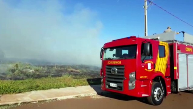 Incêndio em vegetação gera cortina de fumaça no Bairro Cascavel Velho