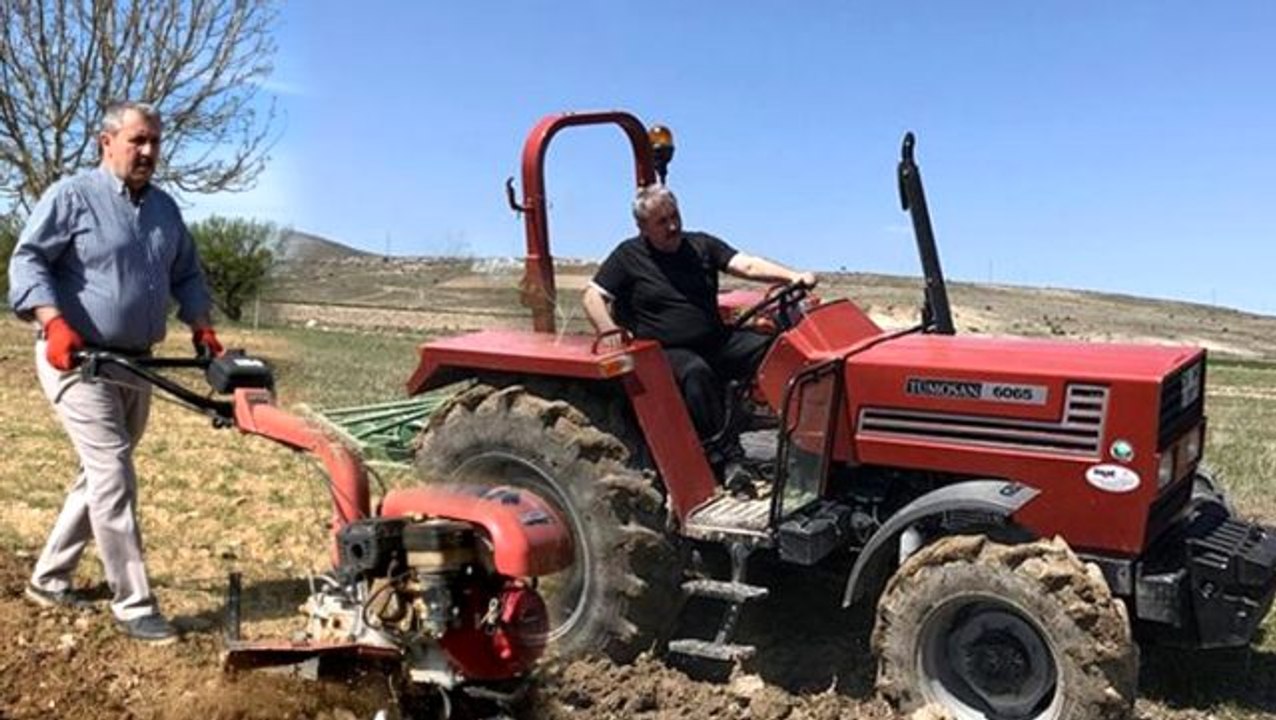 BBP Genel Başkanı Mustafa Destici, koronavirüs sürecinde köyünde tarla sürüp, çapa yaptı