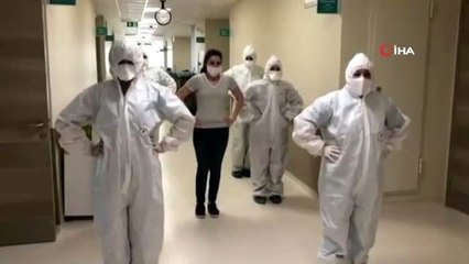 Korona virüs tedavisinin ardından taburcu olan hemşireye penguen danslı uğurlama