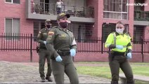 Con pasos de merengue, la policía colombiana anima las calles durante la cuarentena