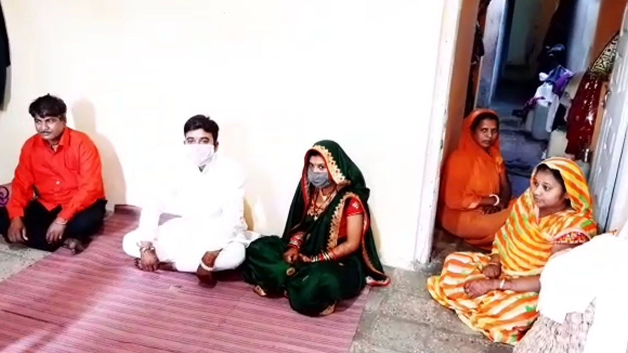 लॉकडाउन में शादी रचाने दुल्हन के घर पैदल ही पहुंच गया दूल्हा, देखें वीडियो