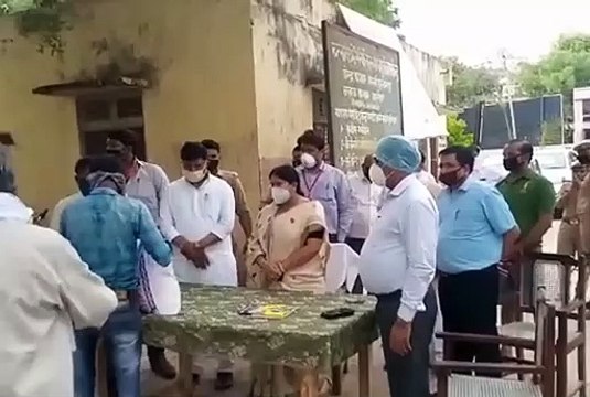 इटावा: जनपद के गरीब बेसहारा लोगो की मदद के लिए आगे आए शहर के नेतागण व संस्थाएं