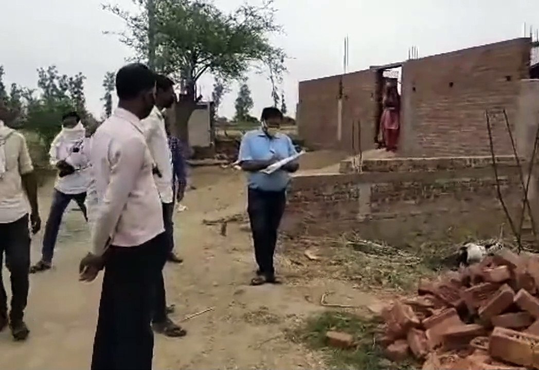 इटावा: ग्रामीणों की शिकायत पर निर्माण कार्य का निरीक्षण करने पहुंचे श्रम उपायुक्त