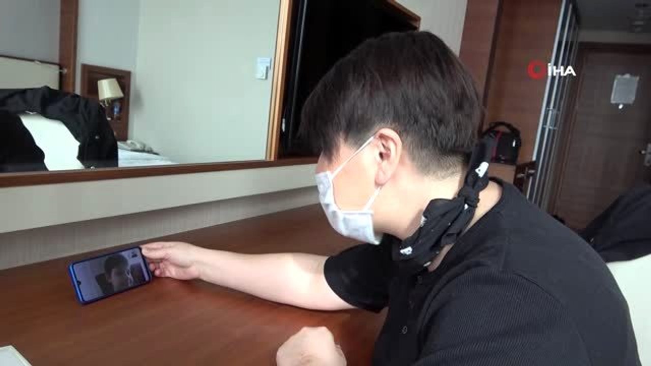 Küçük kızdan sağlık çalışanı annesine duygulandıran çağrı: "1 dakika eve gelsen olmaz mı anne,...