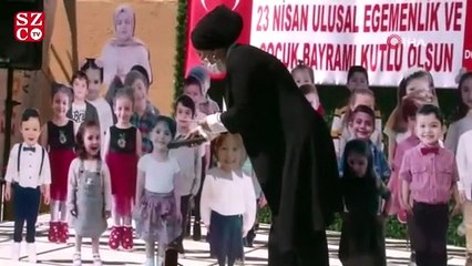 Öğrencilerin maketleriyle okul bahçesinde 23 Nisan kutlaması