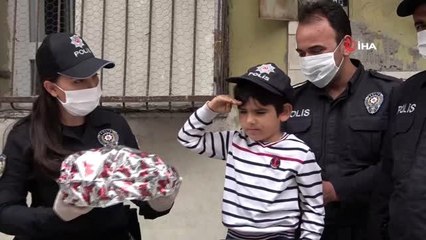 Dedesi polisi aradı, torunu oyuncağı kapıp özel harekat marşını okudu