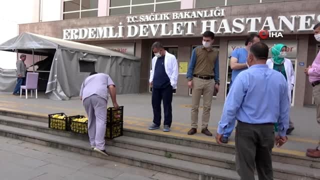 Sağlık çalışanlarına limonlu, alkışlı moral