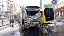 Son Dakika: İstanbul'da raydan çıkan tramvay, otobüse çarptı: Şoför ve vatman yaralandı