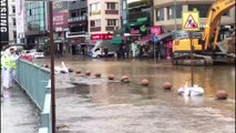 Kadıköy’de İBB ekiplerinin çalışması sırasında atık su borusu patladı, cadde göle döndü