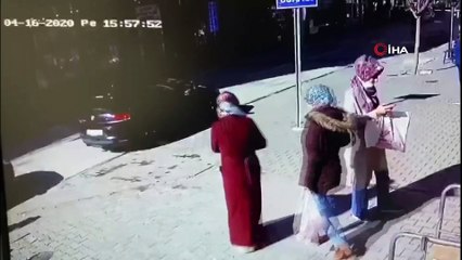 Otomobilin açık bırakılan camından çantayı böyle çaldı