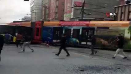 Sultangazi'de rayından çıkan tramvay belediye otobüsüne çarptı