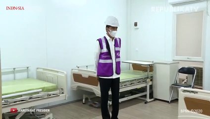 Petugas menunjukan alat rapid test.