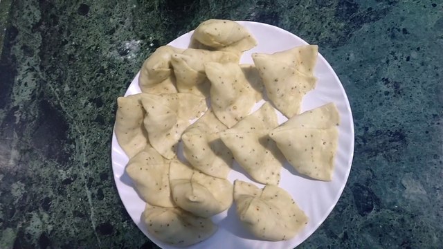 लॉक डाउन में है बाहर का खाने का मन तो घर पर ही बनाये चटपटे समोसे बाजार जैसे || Samose kaise bnaye||