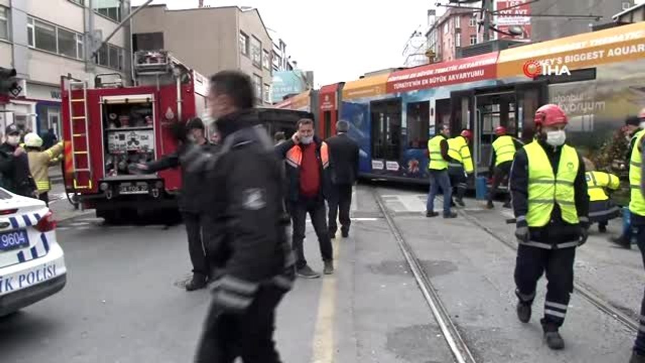 Sultangazi'de rayından çıkan tramvay belediye otobüsüne çarptı