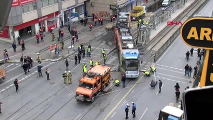 SULTANGAZİ'DE RAYDAN ÇIKAN TRAMVAY OTOBÜSE ÇARPTI