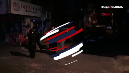 Tải video: Eşi, 2 çocuğu ve komşusunu silahla rehin almıştı! 'Kıskançlıktan yaptım' dedi, adli kontrolle serbest bırakıldı