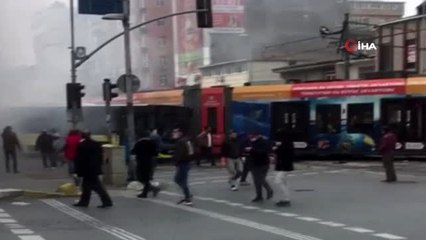 Sultangazi'de rayından çıkan tramvay belediye otobüsüne çarptı