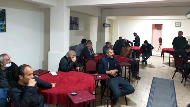 Koronavirüs tedbirlerini hiçe sayıp kumarhaneye çevrilen emlakçıya, zabıta baskın düzenledi