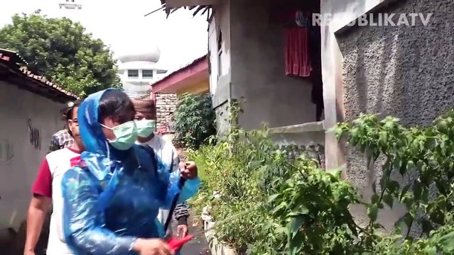 Personel Satgas Mobile COVID-19 membawa pasien terjangkit virus Corona (COVID-19) saat simulasi penanganan pasien terjangkit Covid-19.