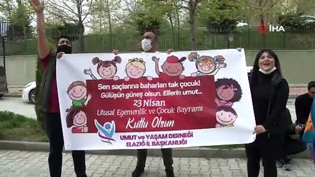 Hastanede tedavi gören çocuklara, bahçeden 23 Nisan kutlaması