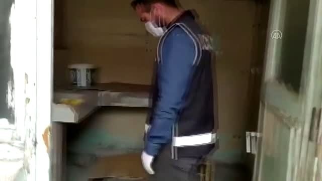 Metruk binada alkol alarak sosyal mesafe kuralını ihlal edenlere ceza