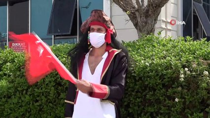 Salgınla mücadelede kullanılan iş makineleri, çocuklar için ejderha, dinozor ve fil oldu