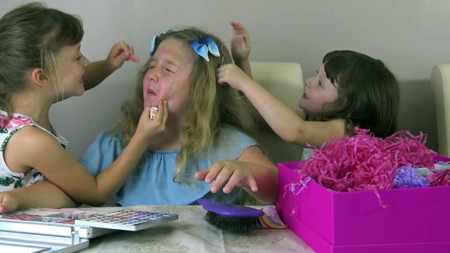 Sophia, Isabella e Alice Brincando com Estojinho de Maquiagem