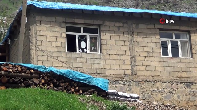 Çocuklar 23 Nisan'ı balkonları ve camları bayraklarla donatarak kutladı