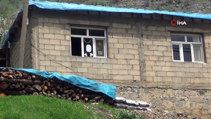 Çocuklar 23 Nisan'ı balkonları ve camları bayraklarla donatarak kutladı