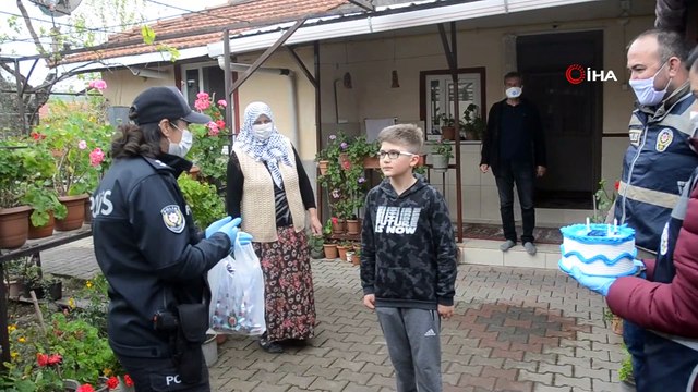 Sağlık personeli çiftin 10 yaşındaki çocuklarına polisten doğum günü sürprizi