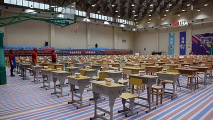 - Korona virüs karantinası sona eren Çin'de öğrenciler yemeklerini mesafeli yiyor