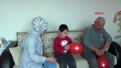 AKSARAY Ana sınıfı öğrencisi Yusuf, 23 Nisan Bayramı için evinde hazırlandı