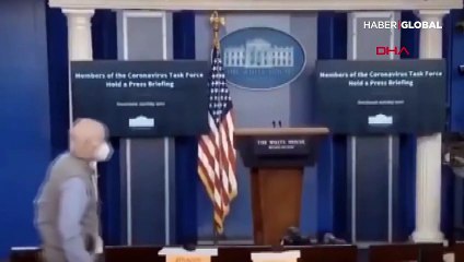 ABD'li gazetecilerin "Herkes aşı oldu" diyaloğu olay oldu