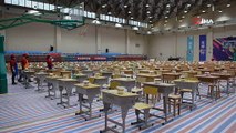 Korona virüs karantinası sona eren Çinde öğrenciler yemeklerini mesafeli yiyor