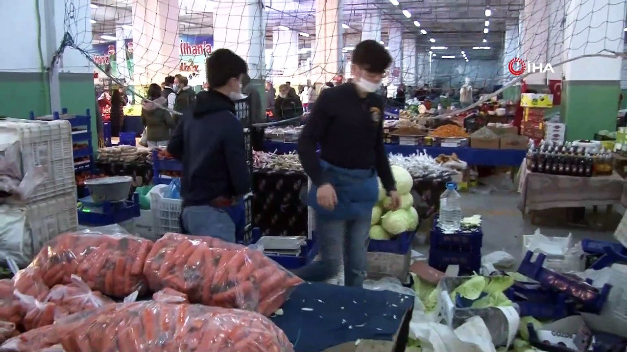 Pazar denetiminde ilginç anlar...Pazarda çalışan 20 yaş altı genç polisi görünce tezgah altına saklandı
