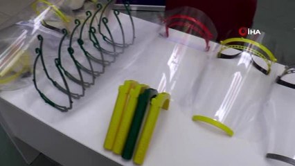 Öğretmenler 3D yazıcıyla siperli maske üretiyor