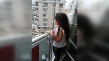 Minik Aysima evinin balkonundan 23 Nisan bayram coşkusunu paylaştı - SİNOP
