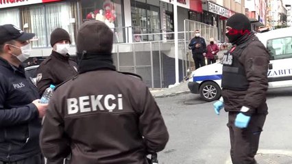 SOKAKTAKİ PAZAR SOSYAL MESAFE KONTROLÜ GÜÇ DENİLEREK KAPALI PAZARA TAŞINDI