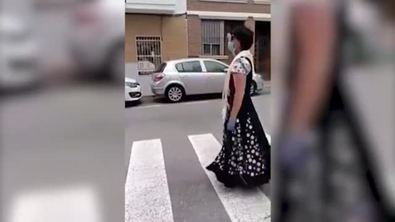 Se salta el confinamiento disfrazado con un vestido de sevillana y cantando en plena calle para celebrar la feria de abril en Alicante