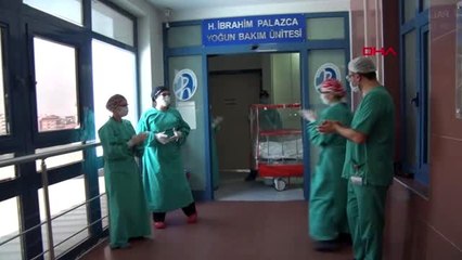 77 yaşındaki kalp ve tansiyon hastası koronavirüsü yendi, alkışlarla servise alındı