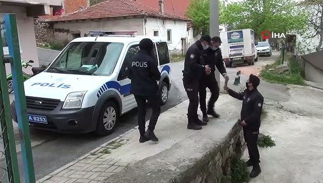 Polis, evden çıkamayan çocuğa doğum günü sürprizi yaptı