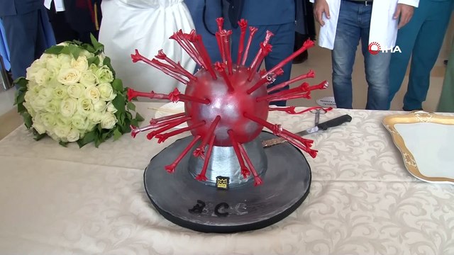 Doktor ve hemşire korona virüsten ertelenen nişanlarını hastanede yaptı