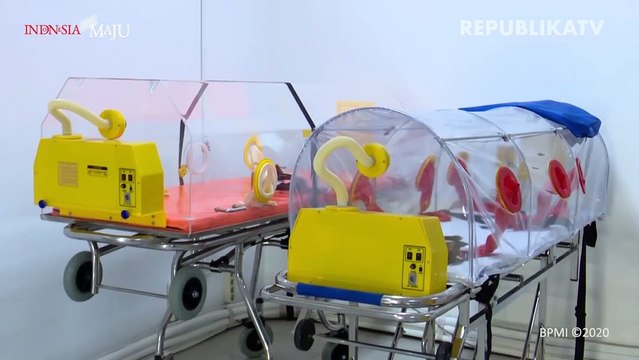 Dokter patologi klinik memeriksa sampel media pembawa virus Corona. (Ilustrasi)