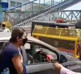 पुलिस ने रोका तो लड़की ने शुरु किया ड्रामा, सड़क पर बैठकर रोने लगी