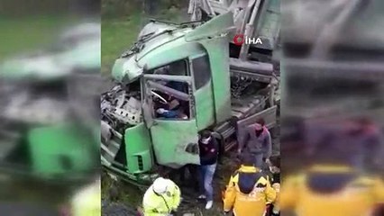 Çimento yüklü tır devrildi, sürücü yaralandı