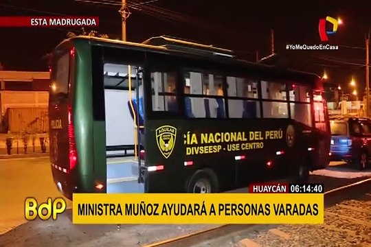 Ministra Muñoz ayuda a ciudadanos varados en la Carretera Central