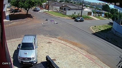 Câmera mostra motociclista sendo arremessado