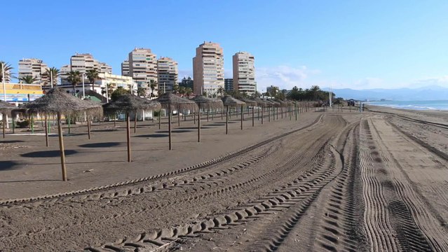 Playas de Torremolinos (Málaga) vacía y restaurantes cerrados